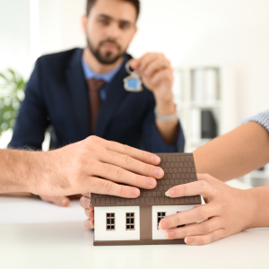 How to Manage Selling a House in a Divorce