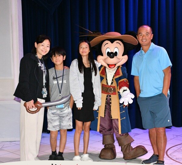 Family Trip to Disney (Mike Chen'as Family)