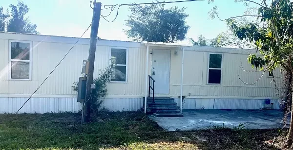 Mobile home buyers Florida FL – exterior of manufactured home with yard