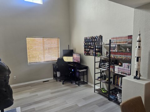 Sheringham Dr. Entrance Way