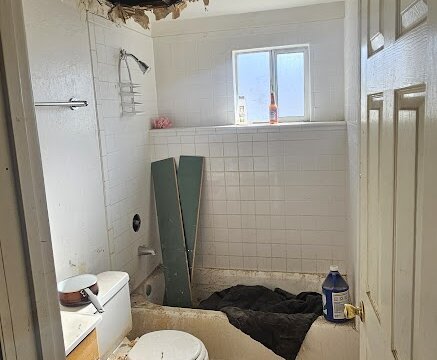 El Vereda Fountain CO Flip - Bathroom