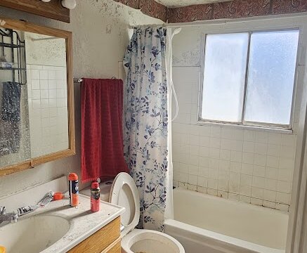 El Vereda Fountain CO Flip - Bathroom Tub & Toilet