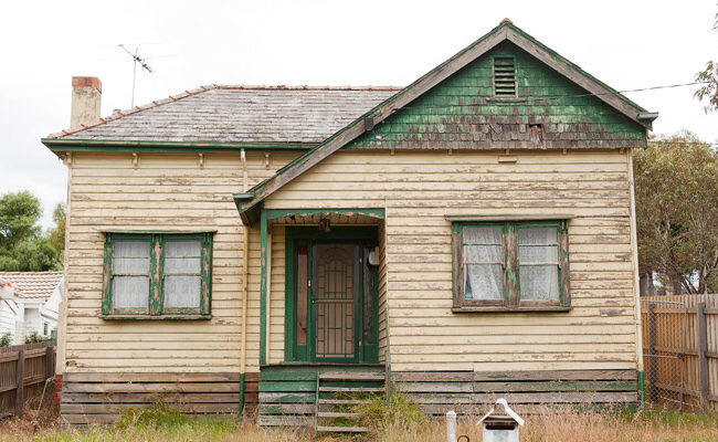 Pros and Cons of Selling a House That Needs Repairs