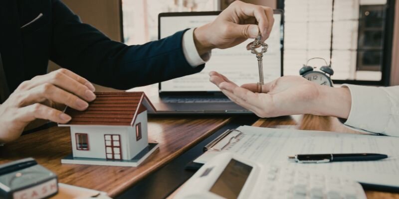 Comparing a Transaction Coordinator and a Real Estate Assistant in [market_city]