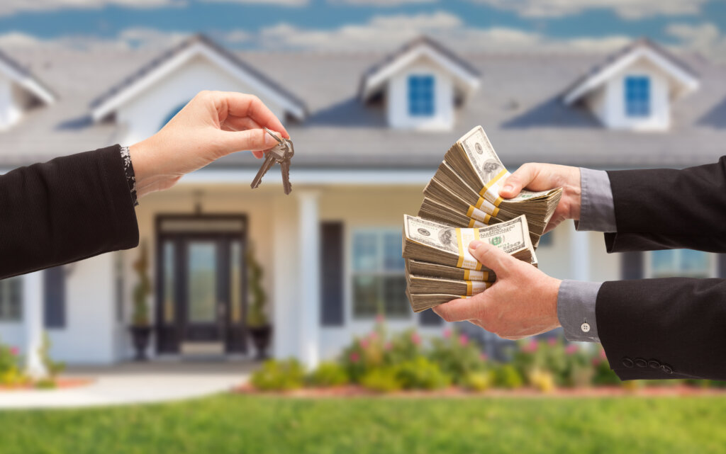 Cash sale vs listing comparison showing Cincinnati homeowner evaluating home selling options