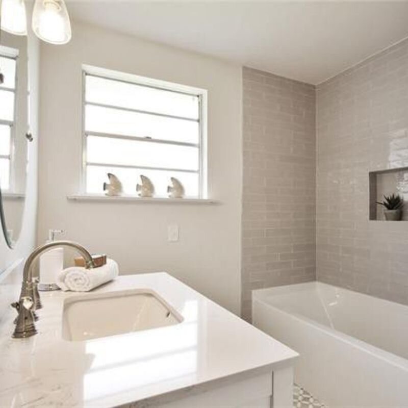 bathtub-shower-combo-renovation-finished