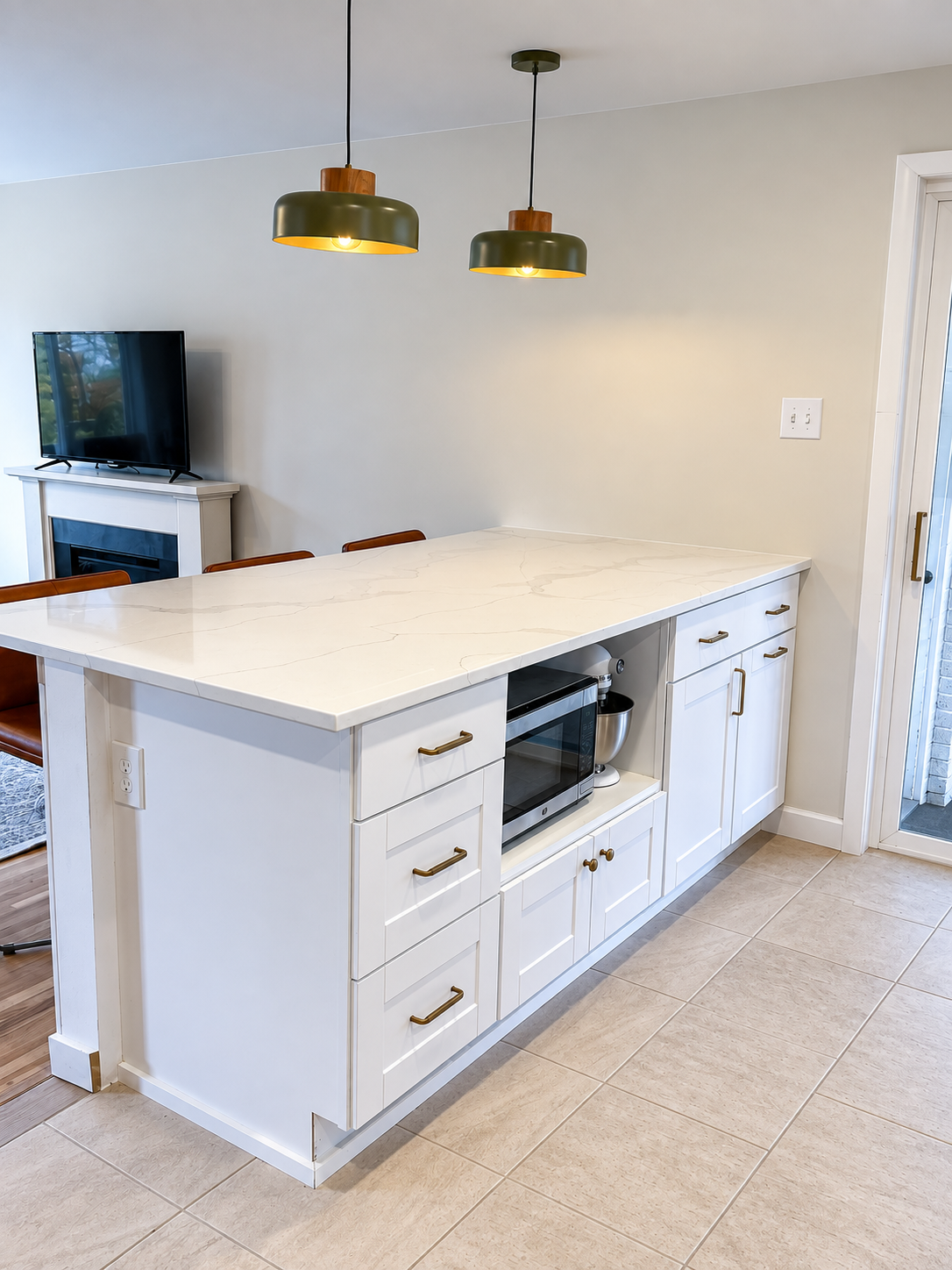 Kitchen island with waterfall quartz countertop and built-in appliance nook