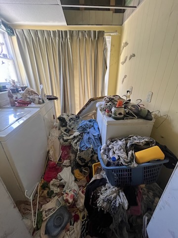 Hoarder house in Pickerington Ohio, homeowners selling cluttered property as-is to local cash home buyers with no cleaning, no repairs, and a fast hassle-free closing in Pickerington OH