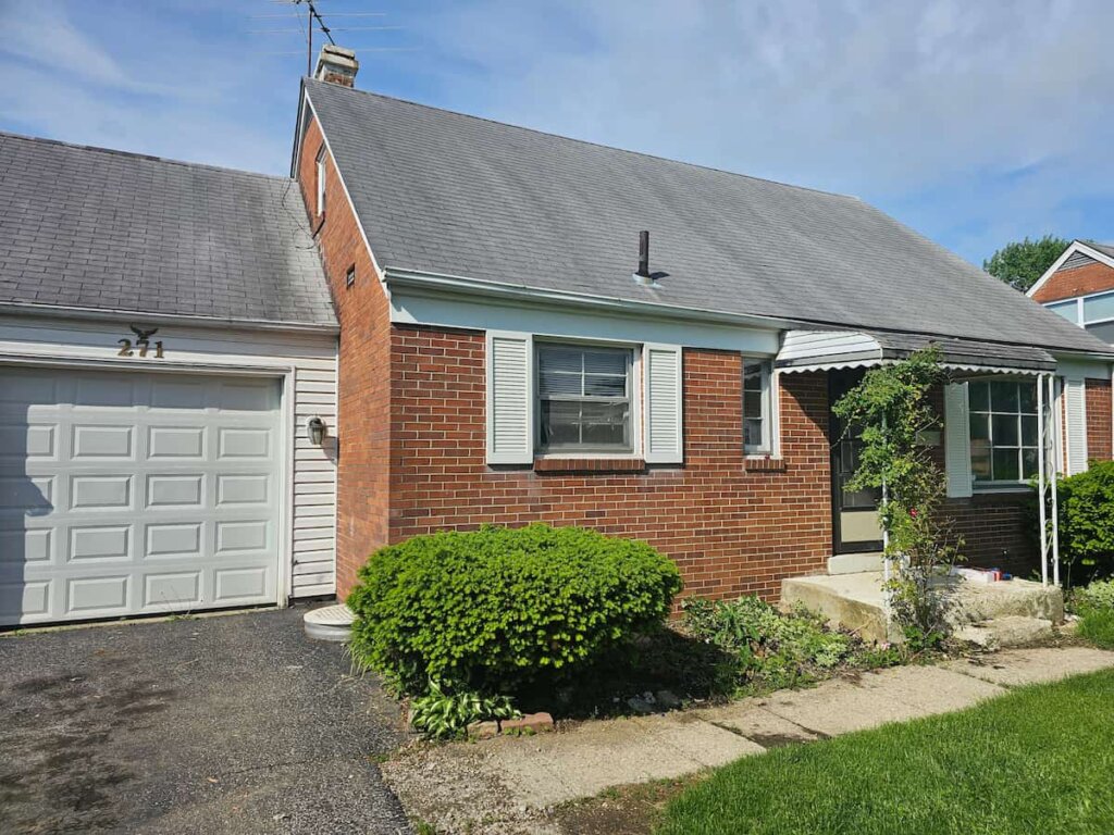 small house in Columbus Ohio representing homeowners contacting us to sell their house fast