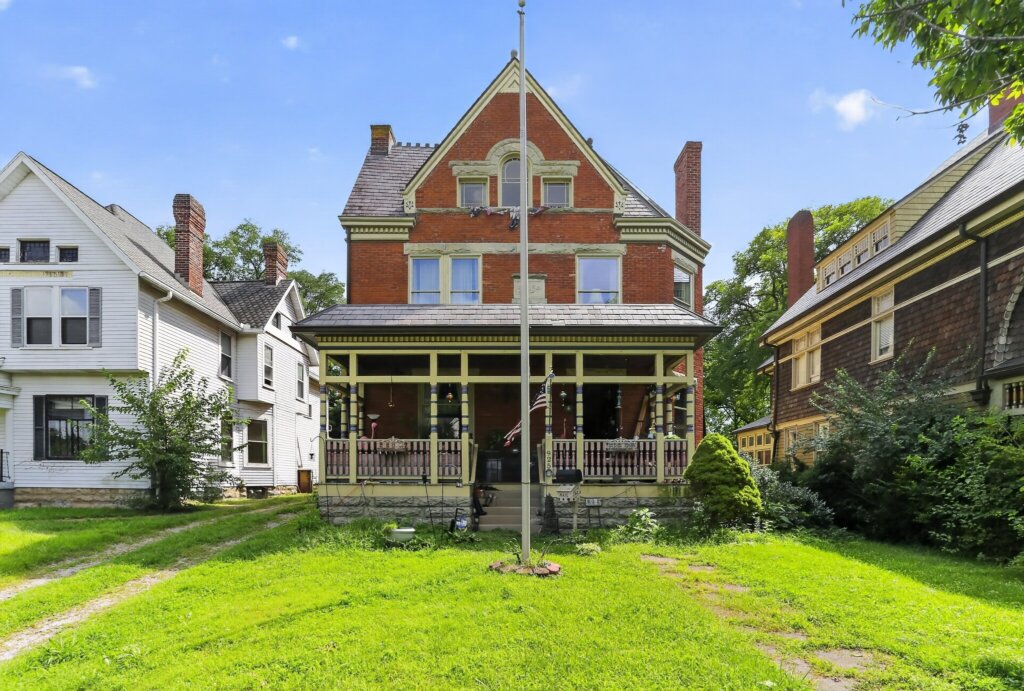 Single-family house in Whitehall Ohio available for a fast cash sale without repairs or real estate agents