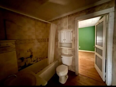 320 Kentucky St - Bathroom