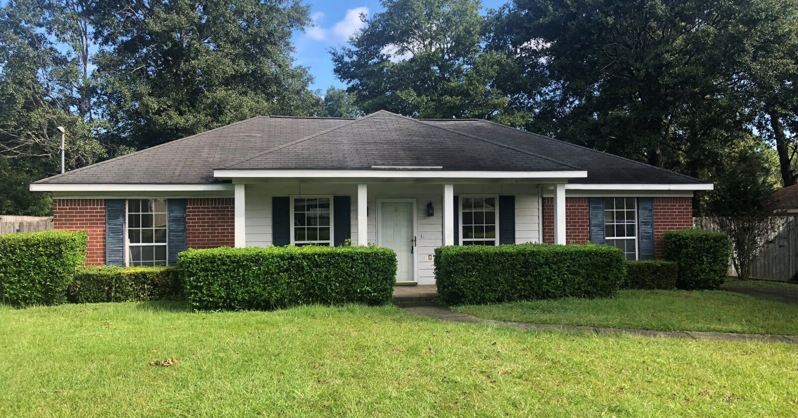 Southern House Buyers LLC buys homes like this one in Mobile, Alabama