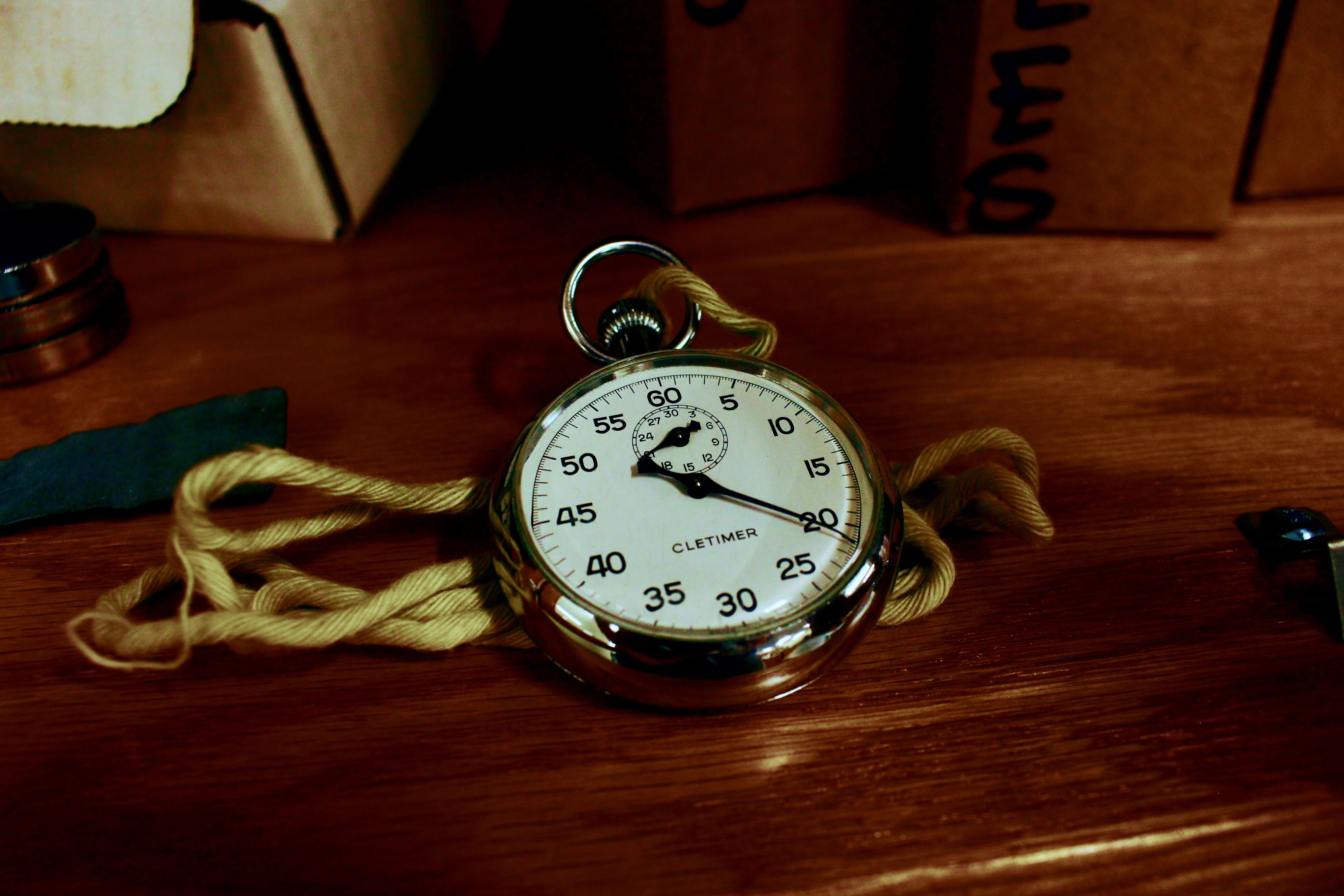 A stopwatch beside house keys, representing the speed benefit of selling to a cash buyer