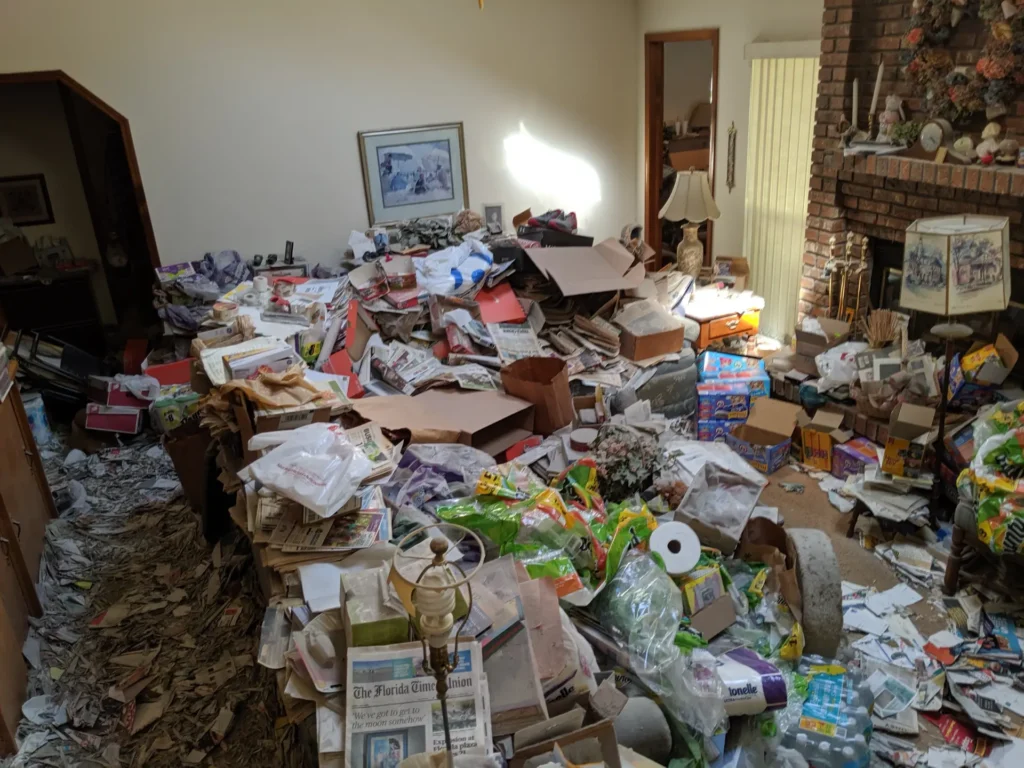 Hoarder house in Oak Ridge TN with cluttered rooms and belongings before an as-is home sale