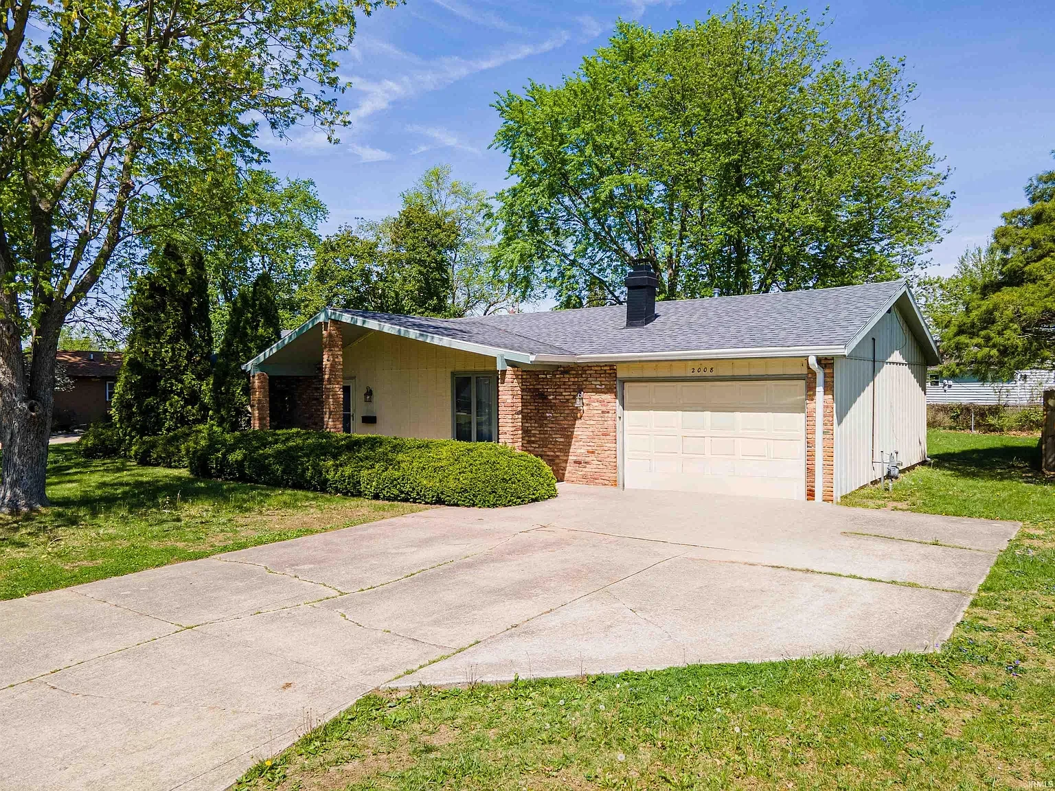 Century Home Buyers makes cash offers for houses like this one in 