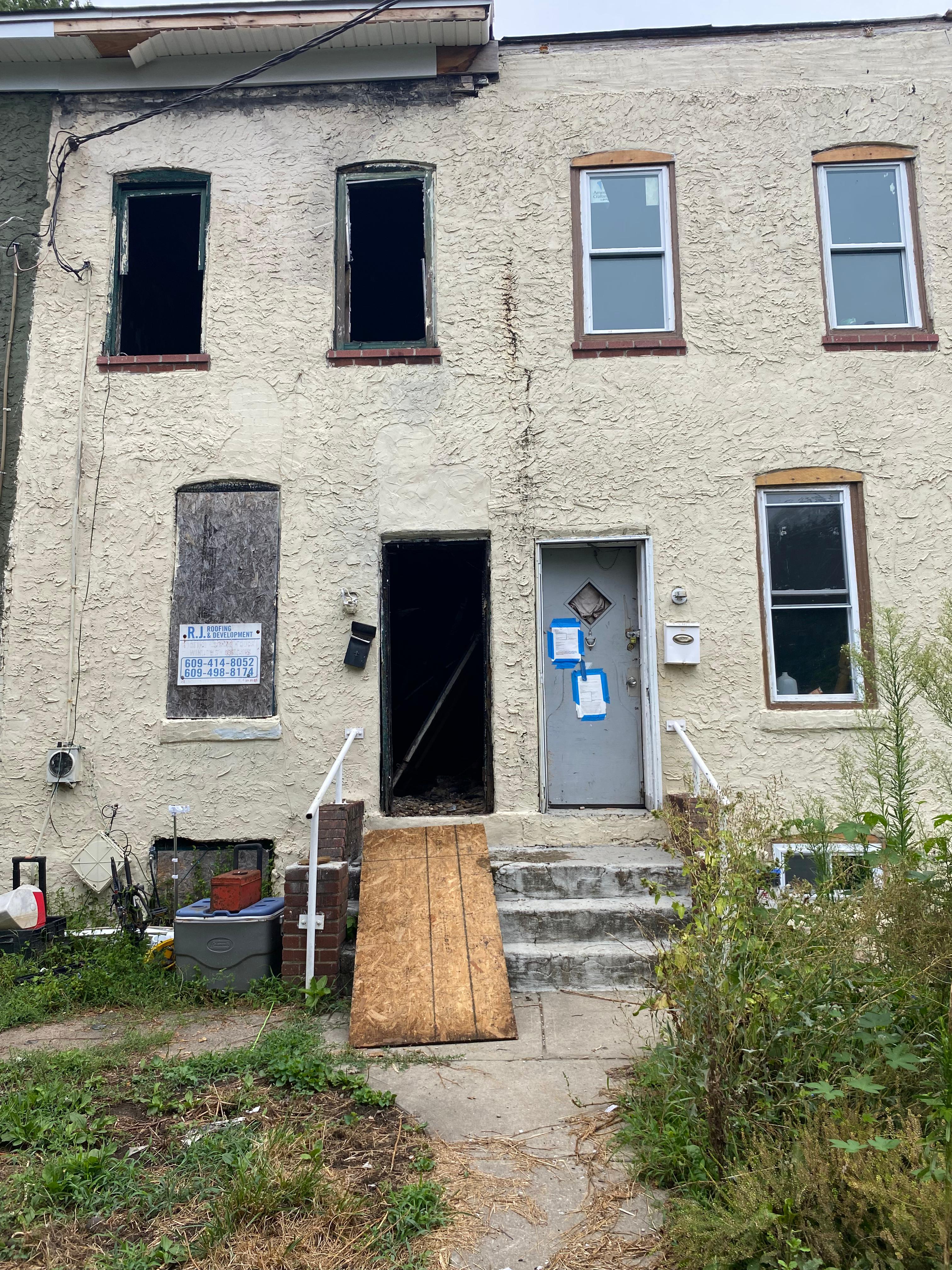 buyer and seller shake hands over a cash home sale