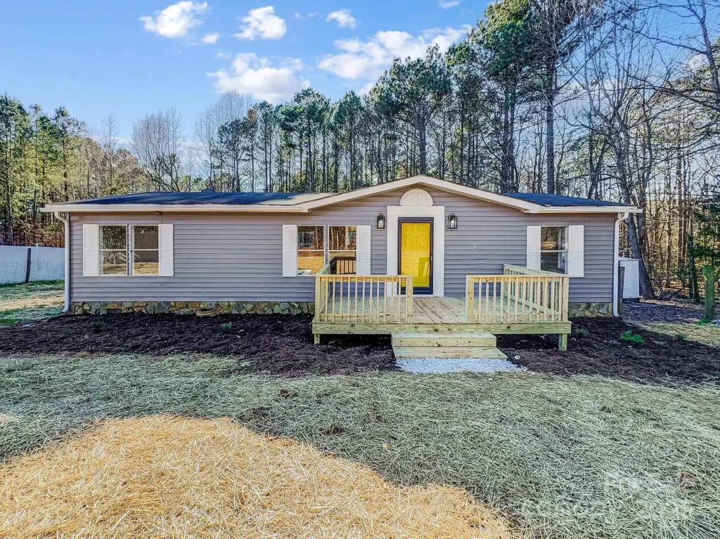 Well maintained mobile home in Virginia and North Carolina