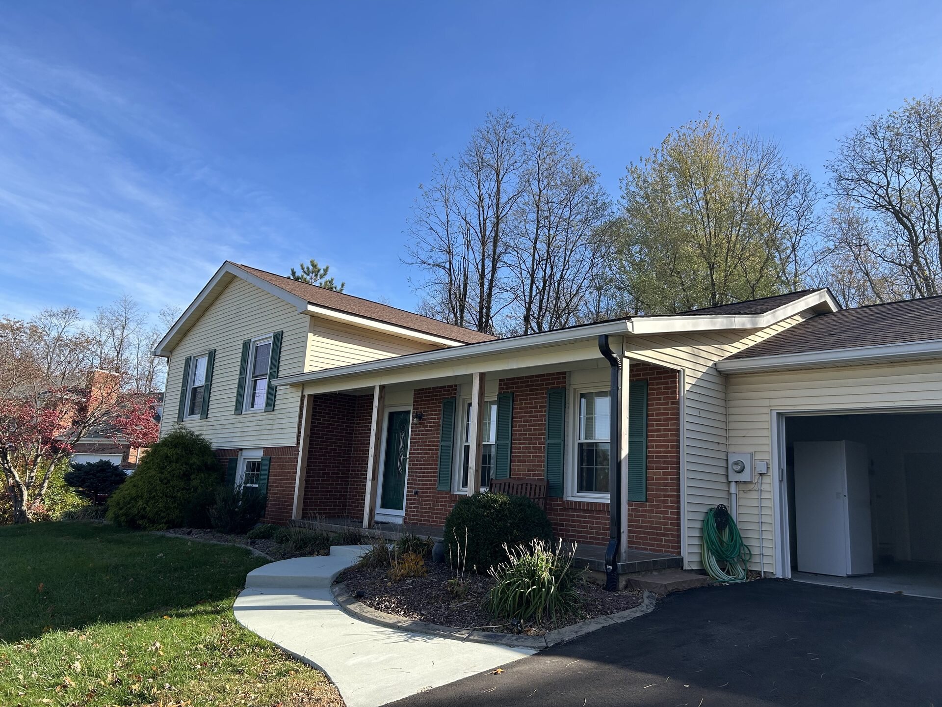 Brick and vinyl ranch in Georgetown, Indiana purchased for cash by Howard Buys