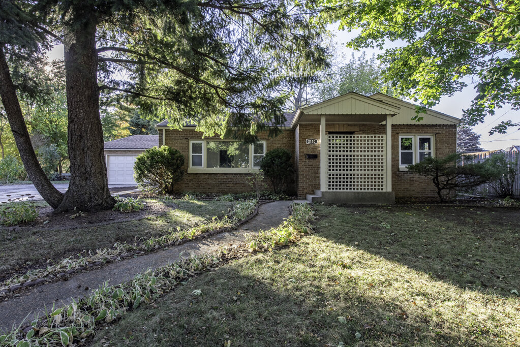 Exterior of the Elisha Ave home in Zion, IL purchased by Greentown Home Buyers from an out-of-state owner
