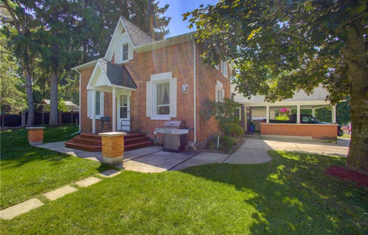 Brick cottage with mature tree sold for cash in Manitoba