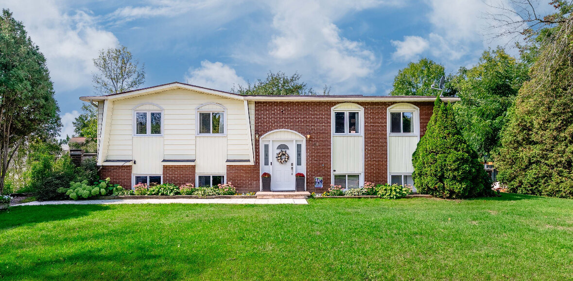 Split-level home with large front lawn sold for cash in Manitoba