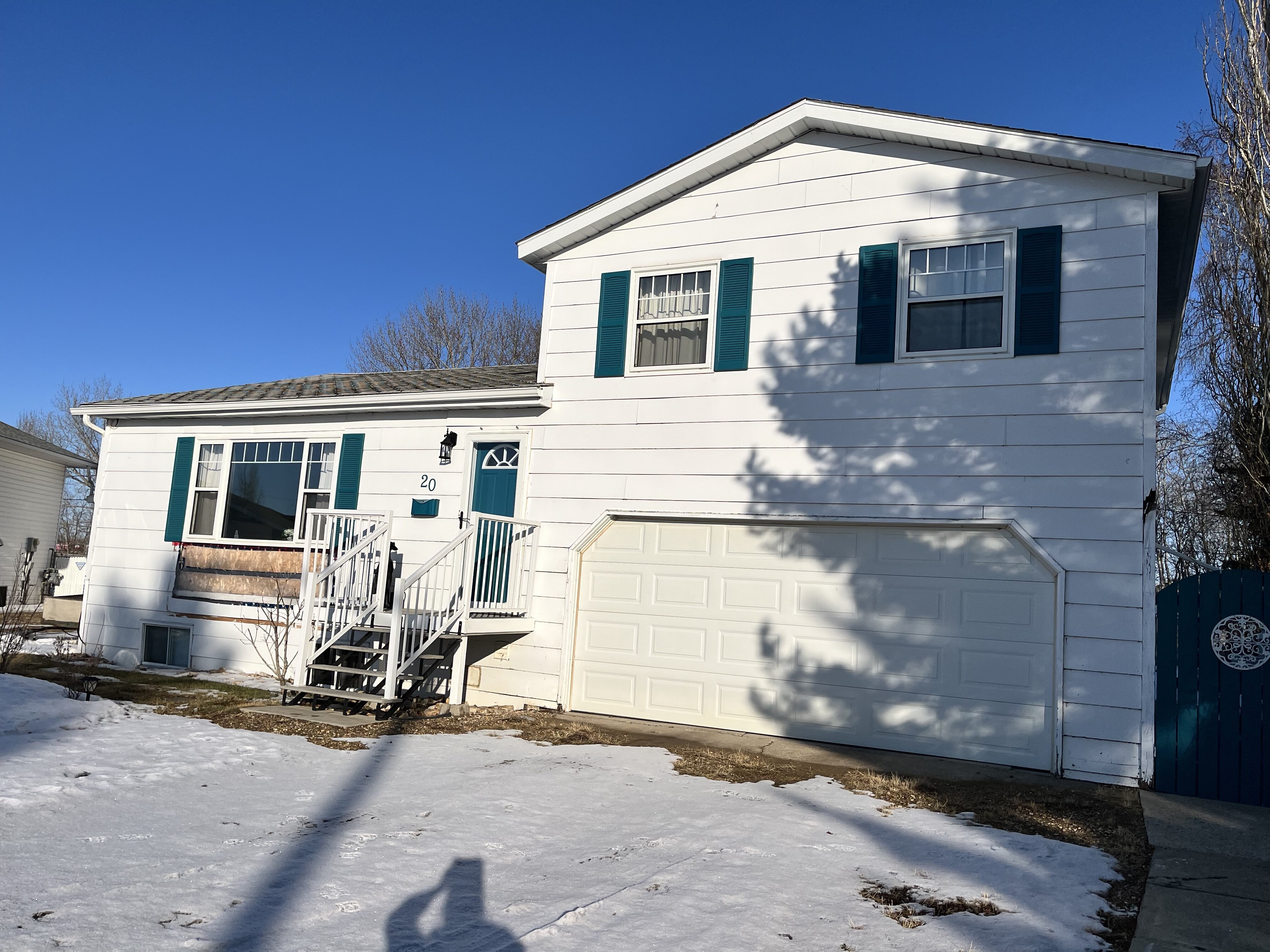 Split-level home with teal shutters in Manitoba sold for cash to SellHouseCashSask