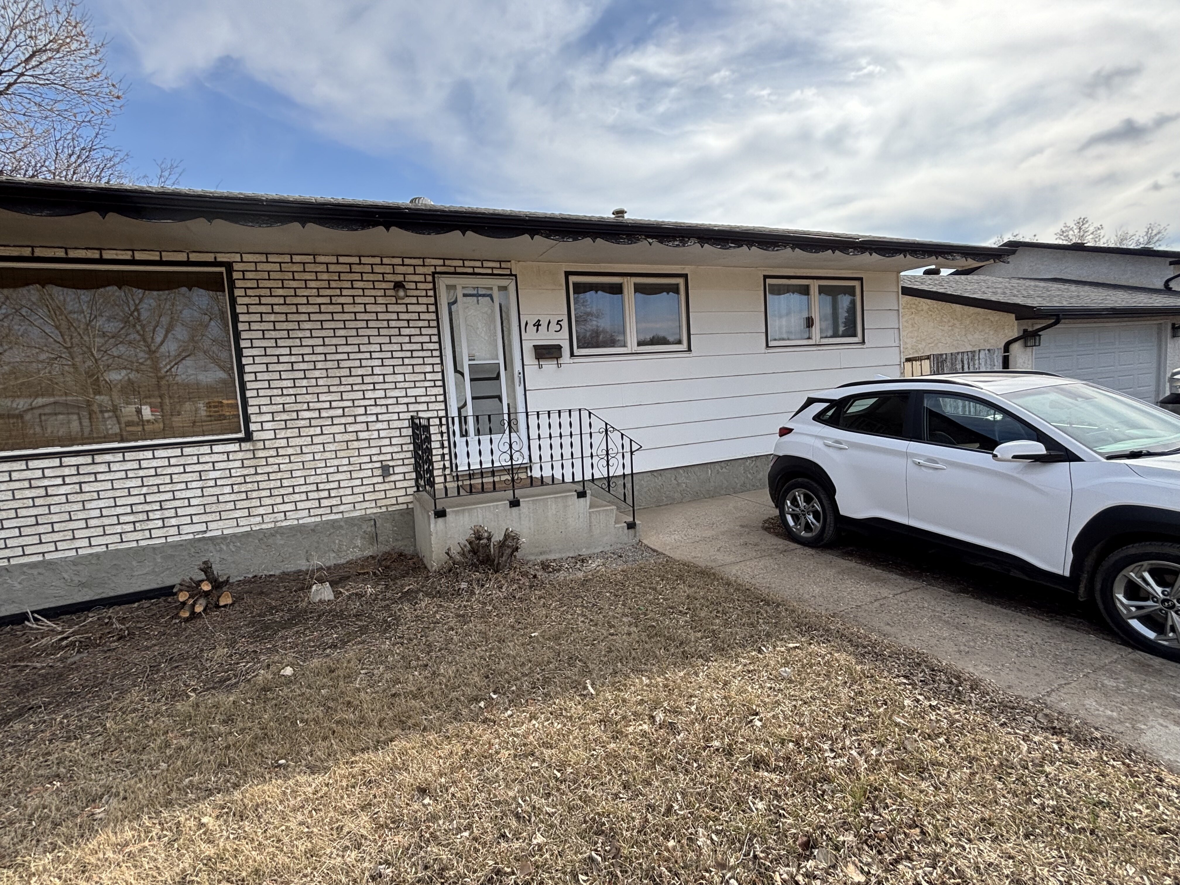 White brick bungalow in Saskatchewan purchased for cash by SellHouseCashSask