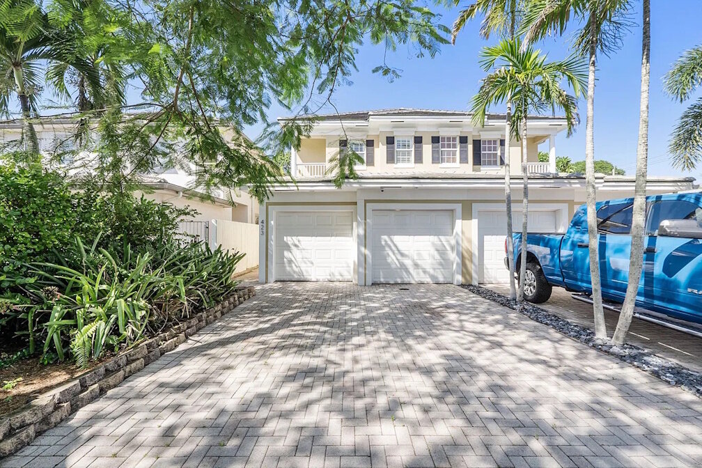 Single-family home with a wide driveway in South Florida
