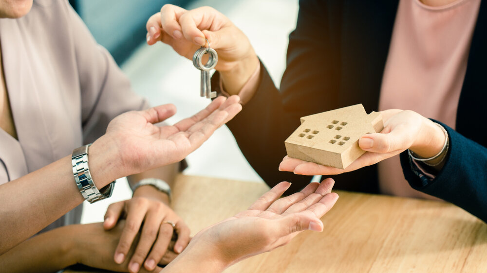 Homeowner selling a house through a simple direct sale