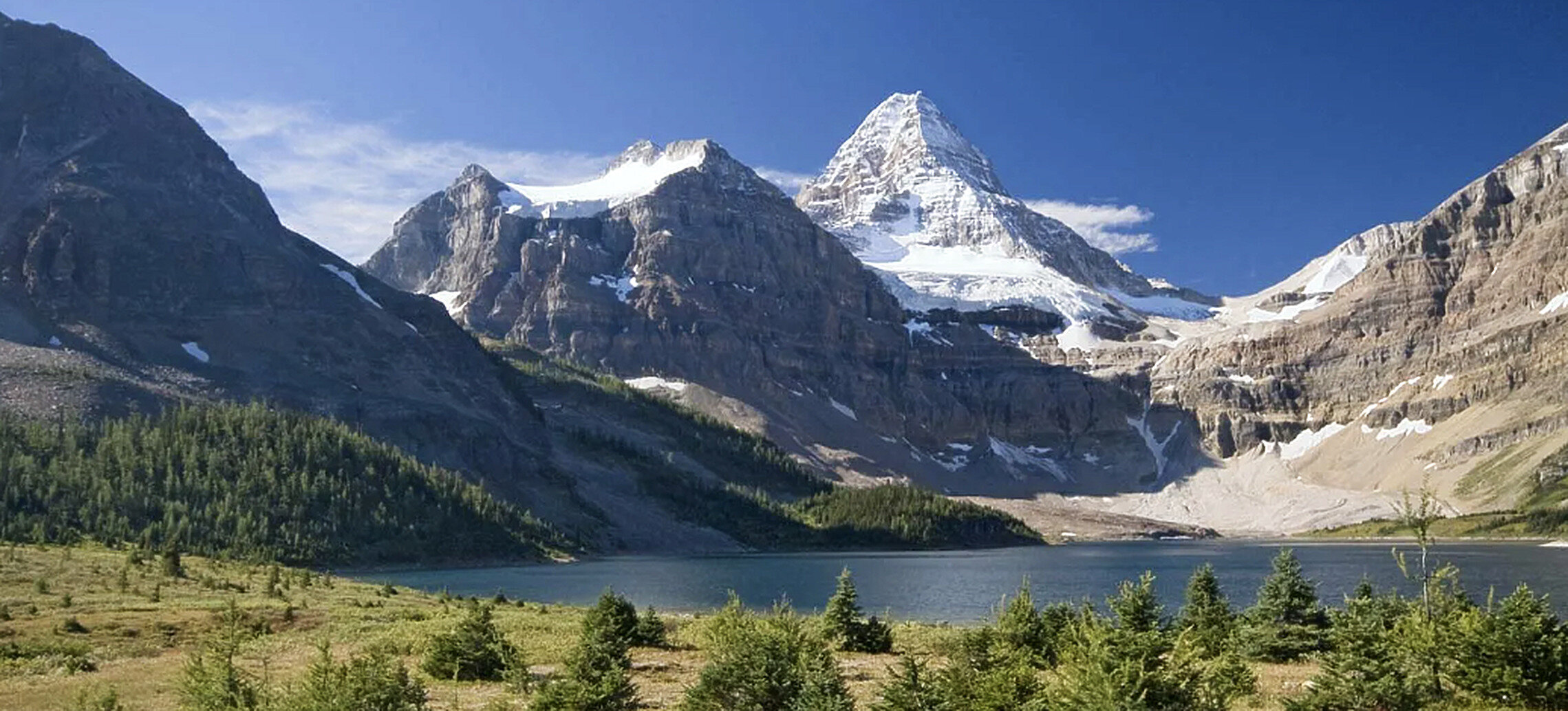 Mountain and lake landscape in British Columbia