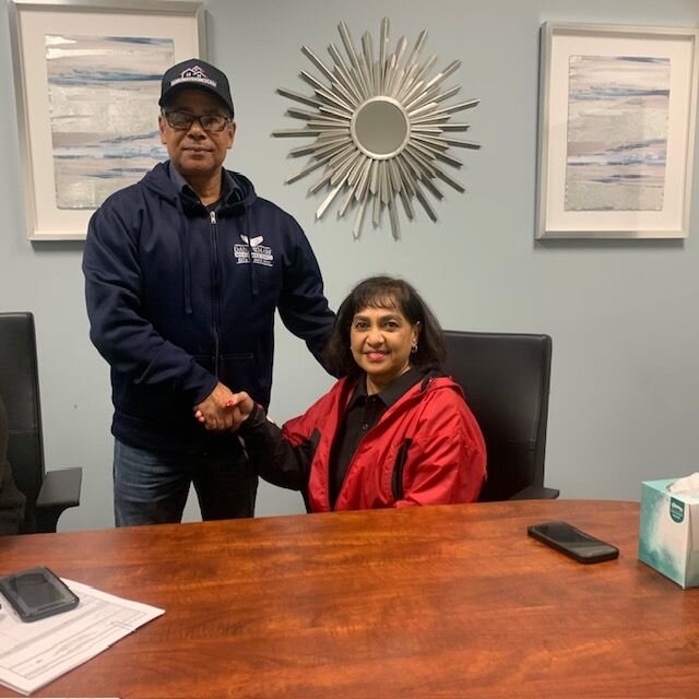 Darren and Jasmin shaking hands on closing day on 14 Flaum court florin in 6 days